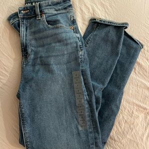 American eagle medium wash mom jeans size 2. Never worn.